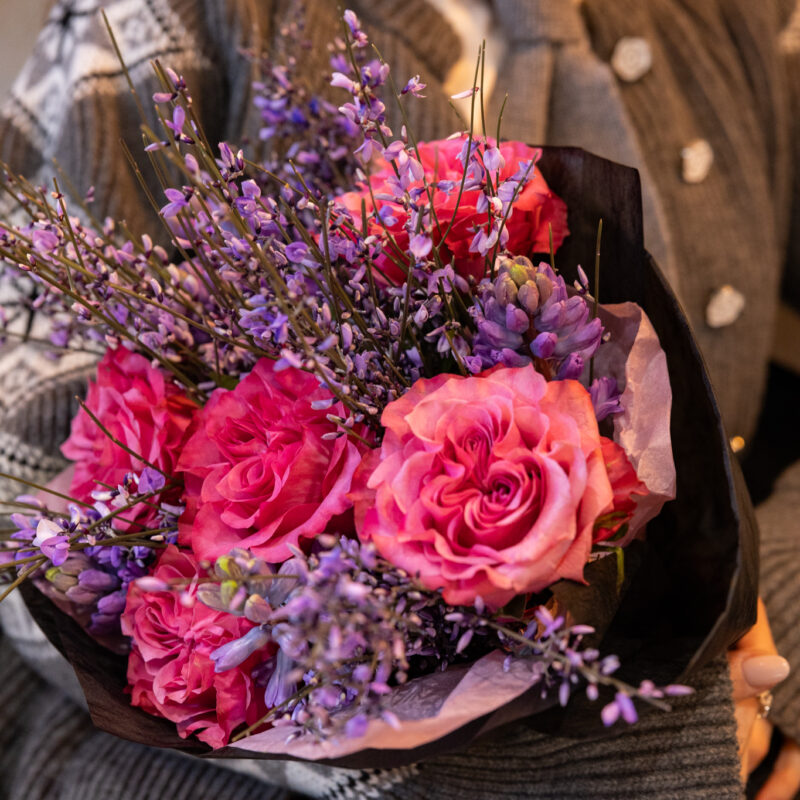Buchet Regal cu Trandafiri si Ginster