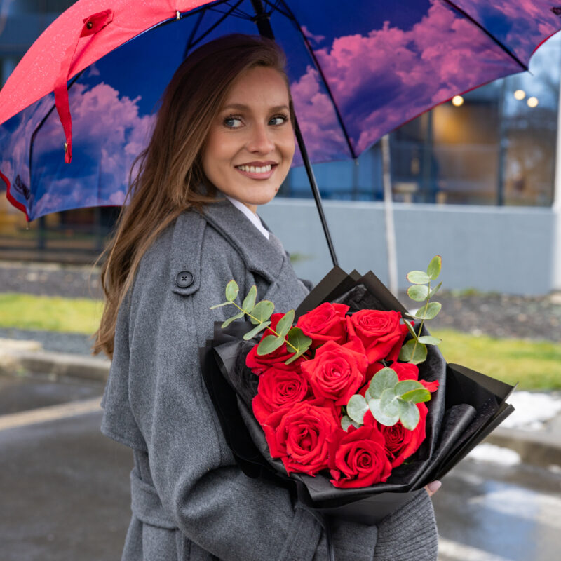 Buchet Hot Love cu Trandafiri si Eucalipt