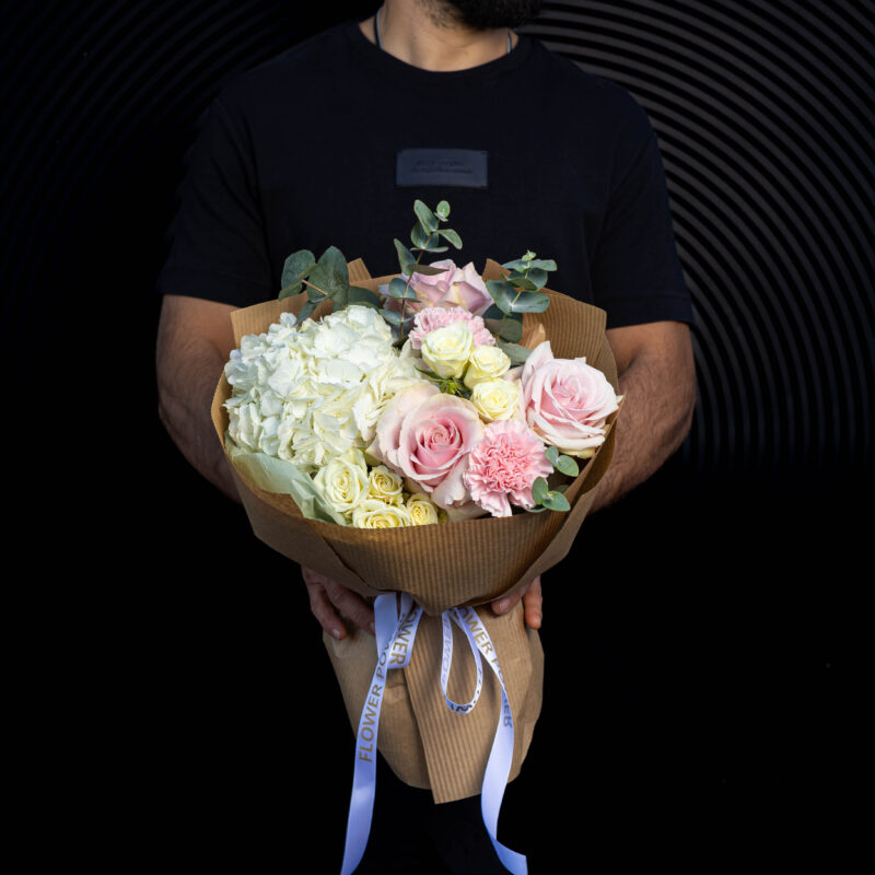 Buchet romantic mix floral cu hortensie albă, trandafiri roz, mini-rose, garoafe roz și eucalipt verde, ambalat natural pentru cadou